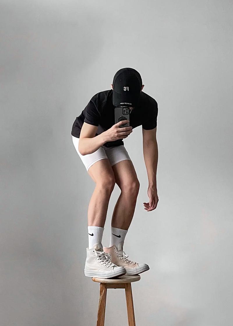 男生拍照时,腿的姿势应该怎么放?