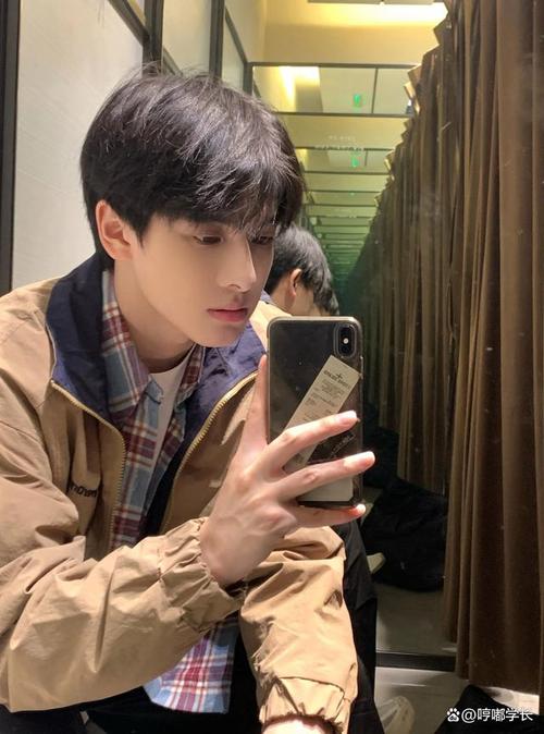 男生自拍角度怎么样比较好图2