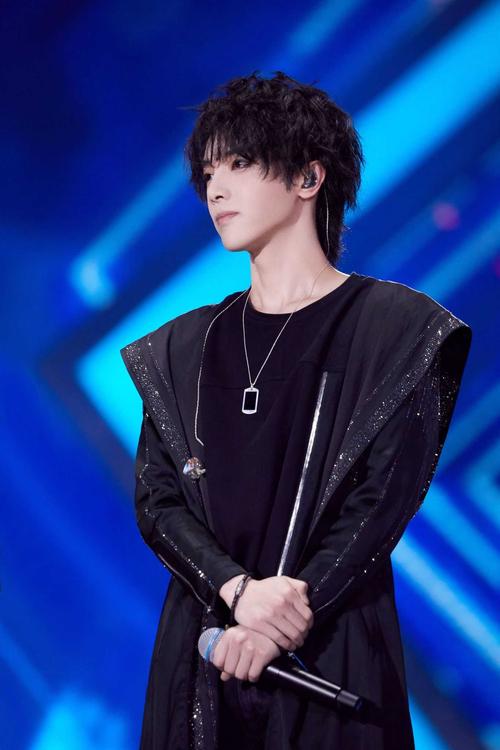 花花华晨宇绿洲更新怼脸自拍照,有哪些明星扛得住“死亡角度”的...