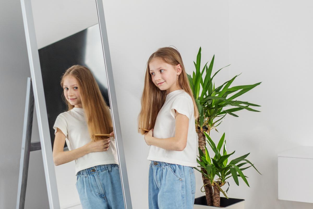 小女孩上学放学考勤照判若两人?