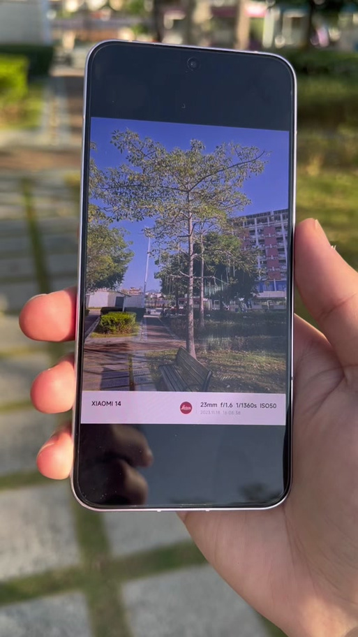 我的小米3手机扣扣空间里的水印相机打开闪光灯照的相片全是黑的