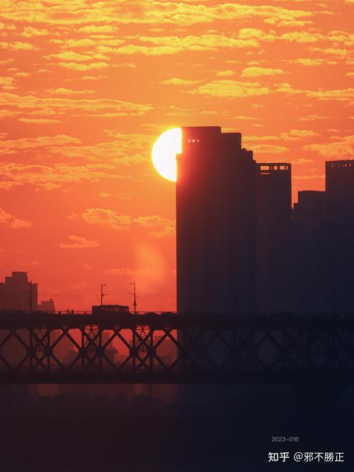 手机对着太阳照相