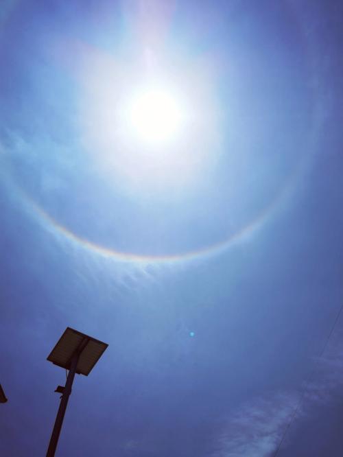 为什么手机对着太阳照照片,会出现一个蓝色的小圆圈