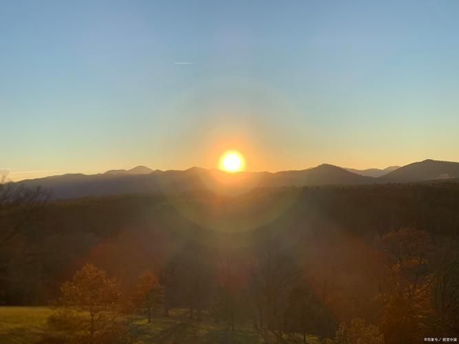 早上刚拍的,太阳上面一个光亮,是什么回事?