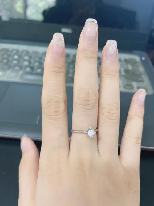 自拍视频里弯下食指是什么意思