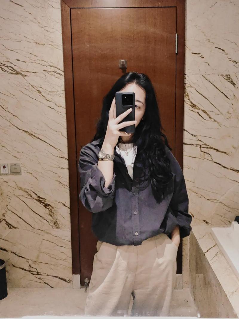 照镜子和手机镜子哪个更接近本人