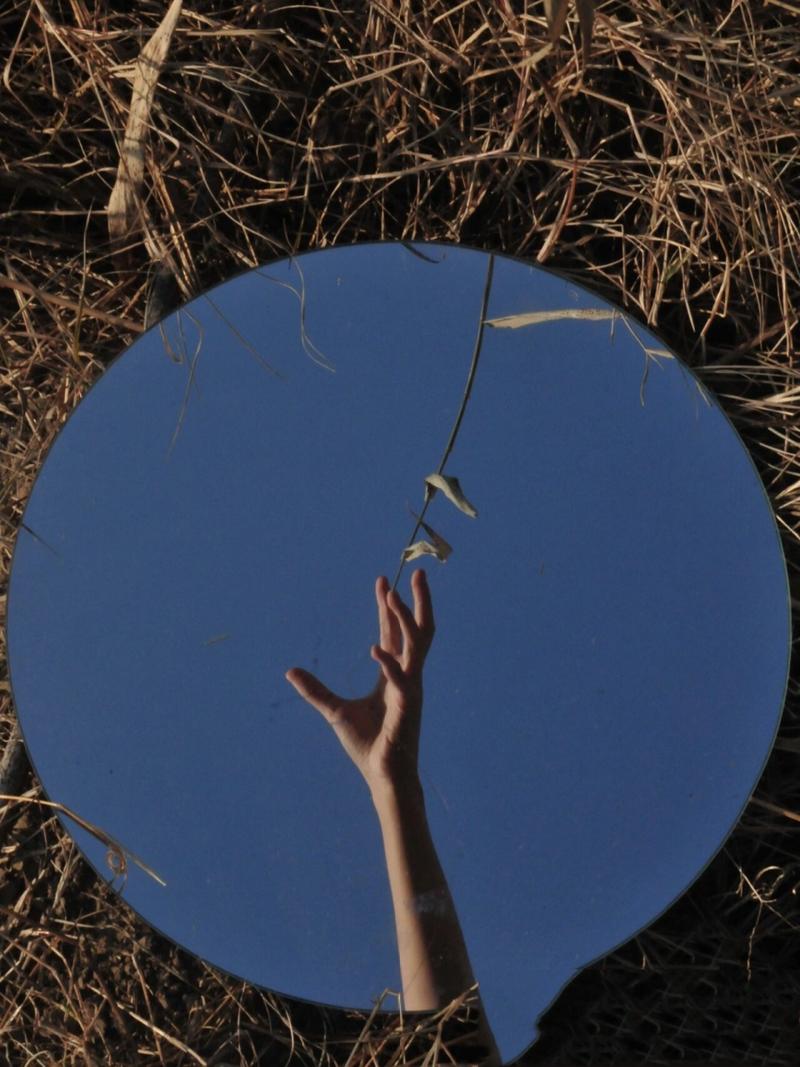 ...镜子中的自己,究竟哪个才是别人眼中的自己?