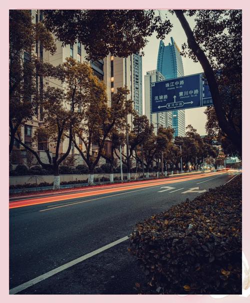 手机摄影技巧丨如何用手机拍出车水马龙的光轨