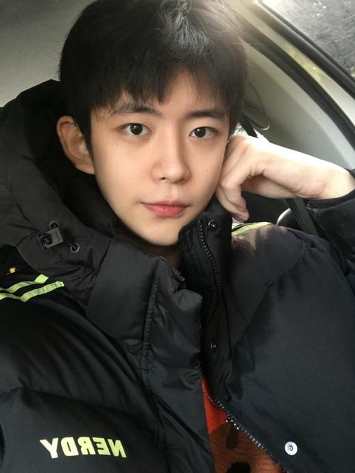 男生怎么自拍显得帅一点,觉得自己拍得好难看